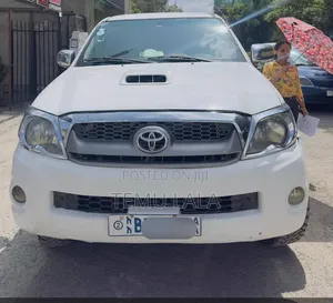 Toyota Hilux 2010 White