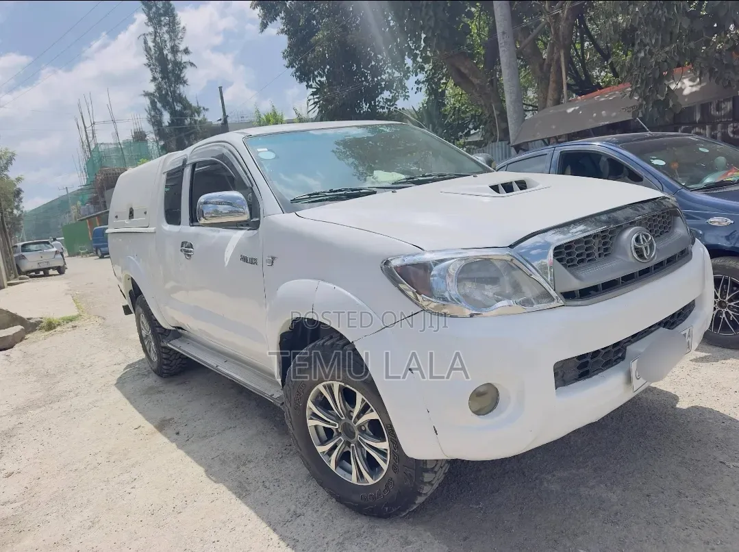 Toyota Hilux 2010 White