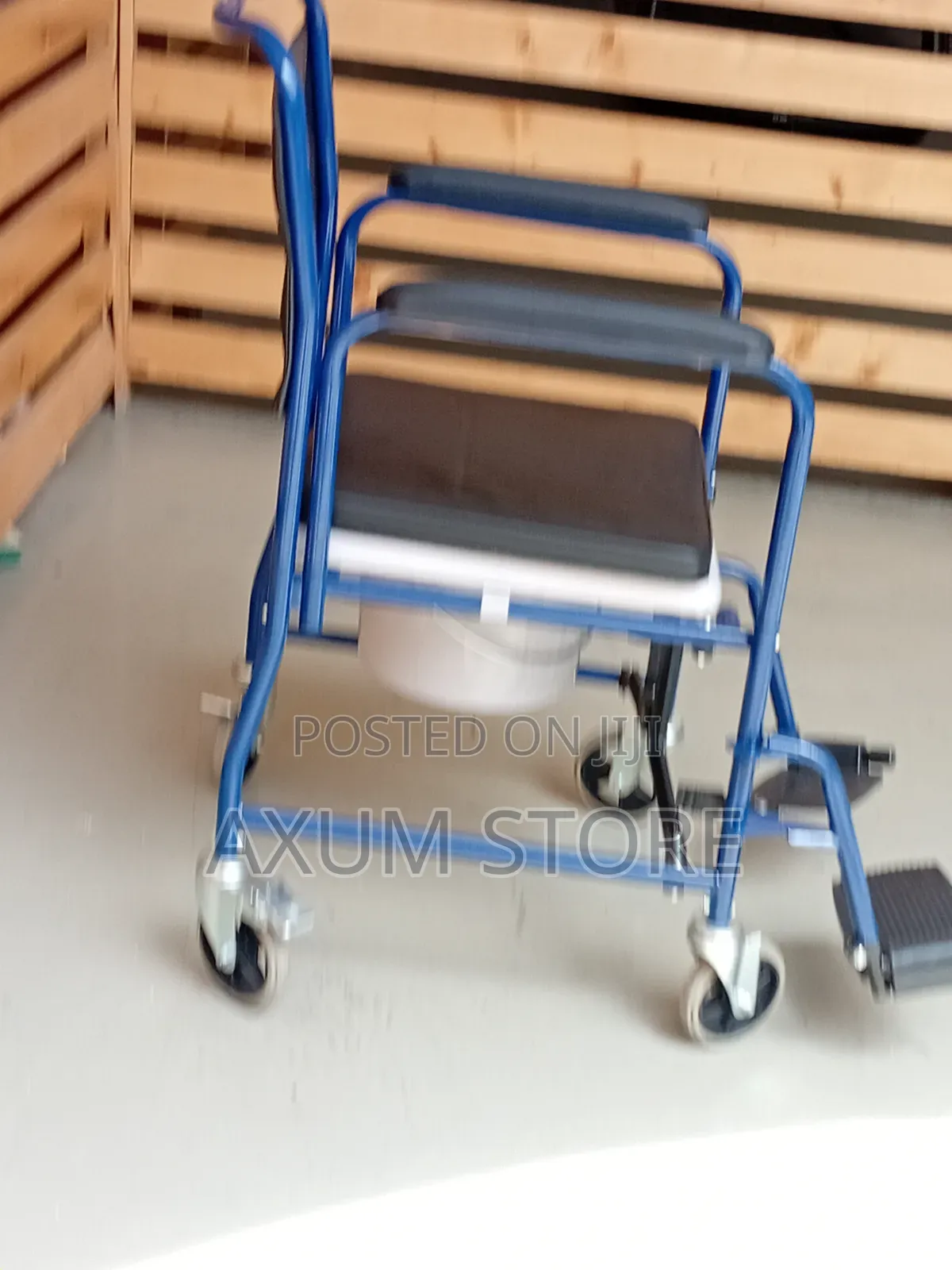 ባለ ሰማያዊ ፍሬም የሽንት ቤት ወንበር – Blue Frame Commode Chair