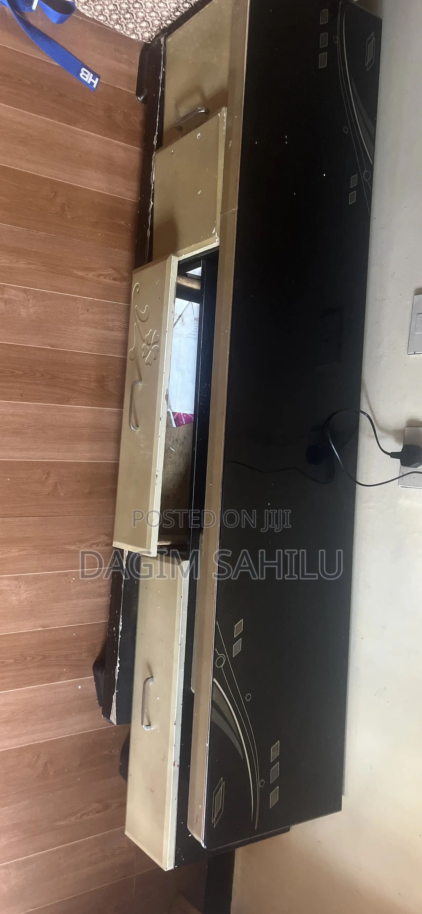TV Stand Size 1m 60cm Extendable to 3m
