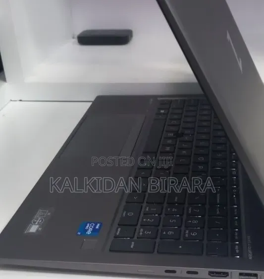 New Laptop HP ZBook Firefly G8 16GB Intel Core i7 SSD 512GB