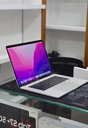 New Laptop Apple MacBook Pro 2017 16GB Intel Core i7 SSD 512GB