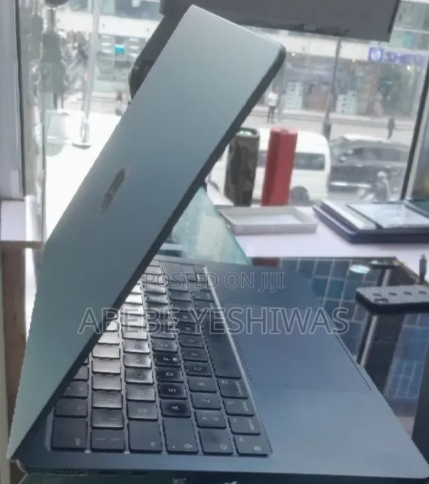 New Laptop Apple MacBook Air 2024 M3 24GB Apple M3 SSD 512GB
