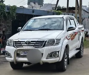 Toyota Hilux 2010 White