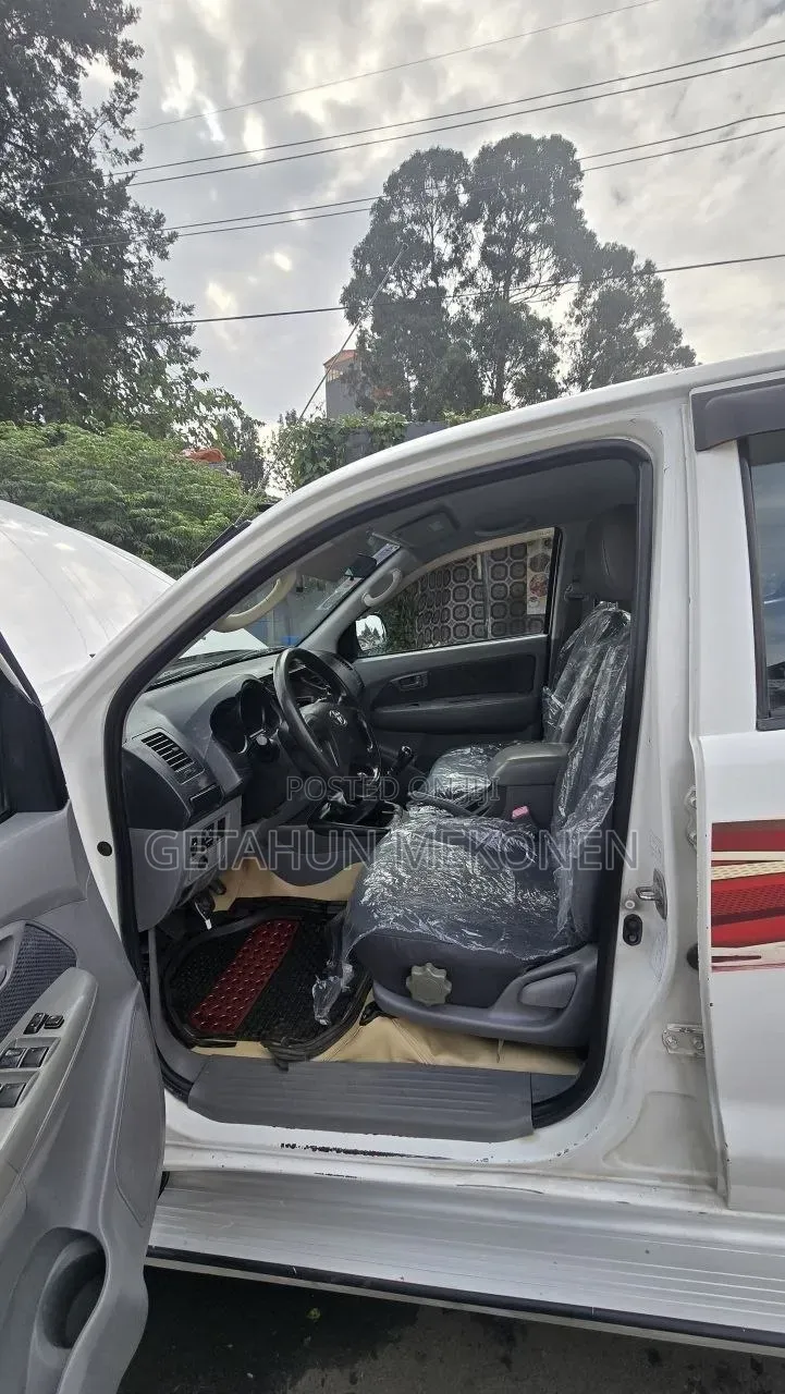 Toyota Hilux 2010 White