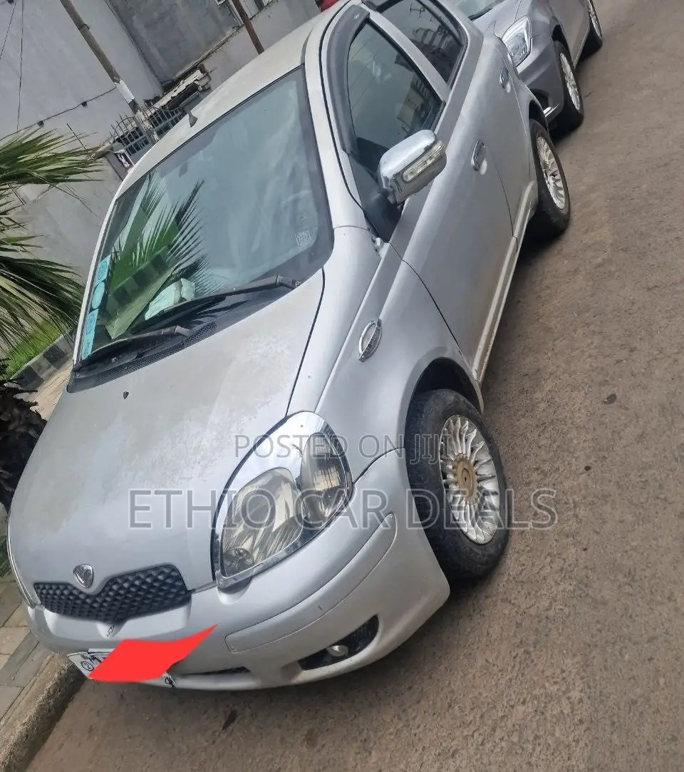 Toyota Vitz 2004 Silver