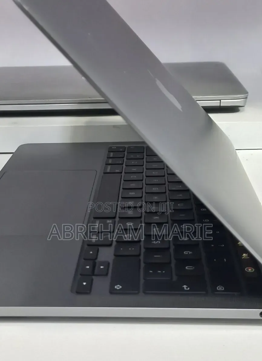 New Laptop Apple MacBook Pro 2020 M1 8GB Apple M1 Pro SSD 256GB