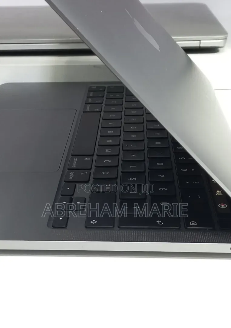 New Laptop Apple MacBook Pro 2020 M1 8GB Apple M1 Pro SSD 256GB