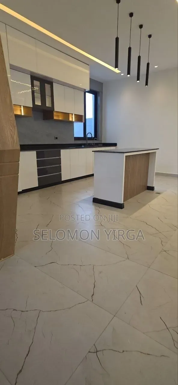 8bdrm House in Adis Ababa, Bole for sale