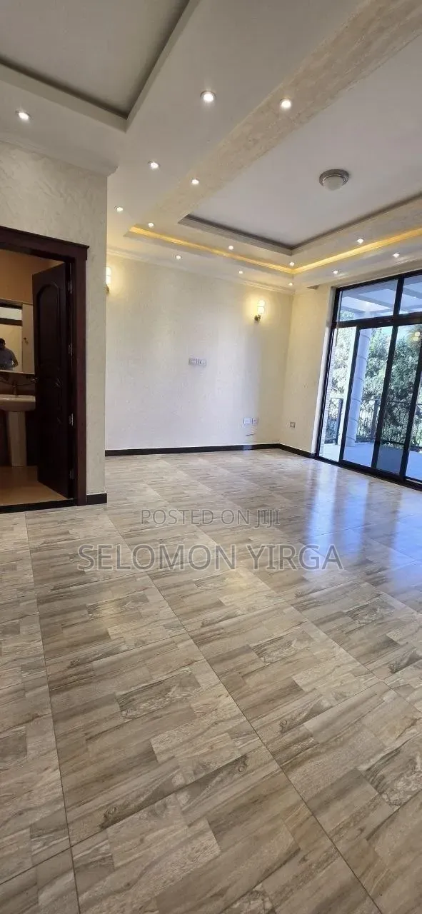8bdrm House in Adis Ababa, Bole for sale