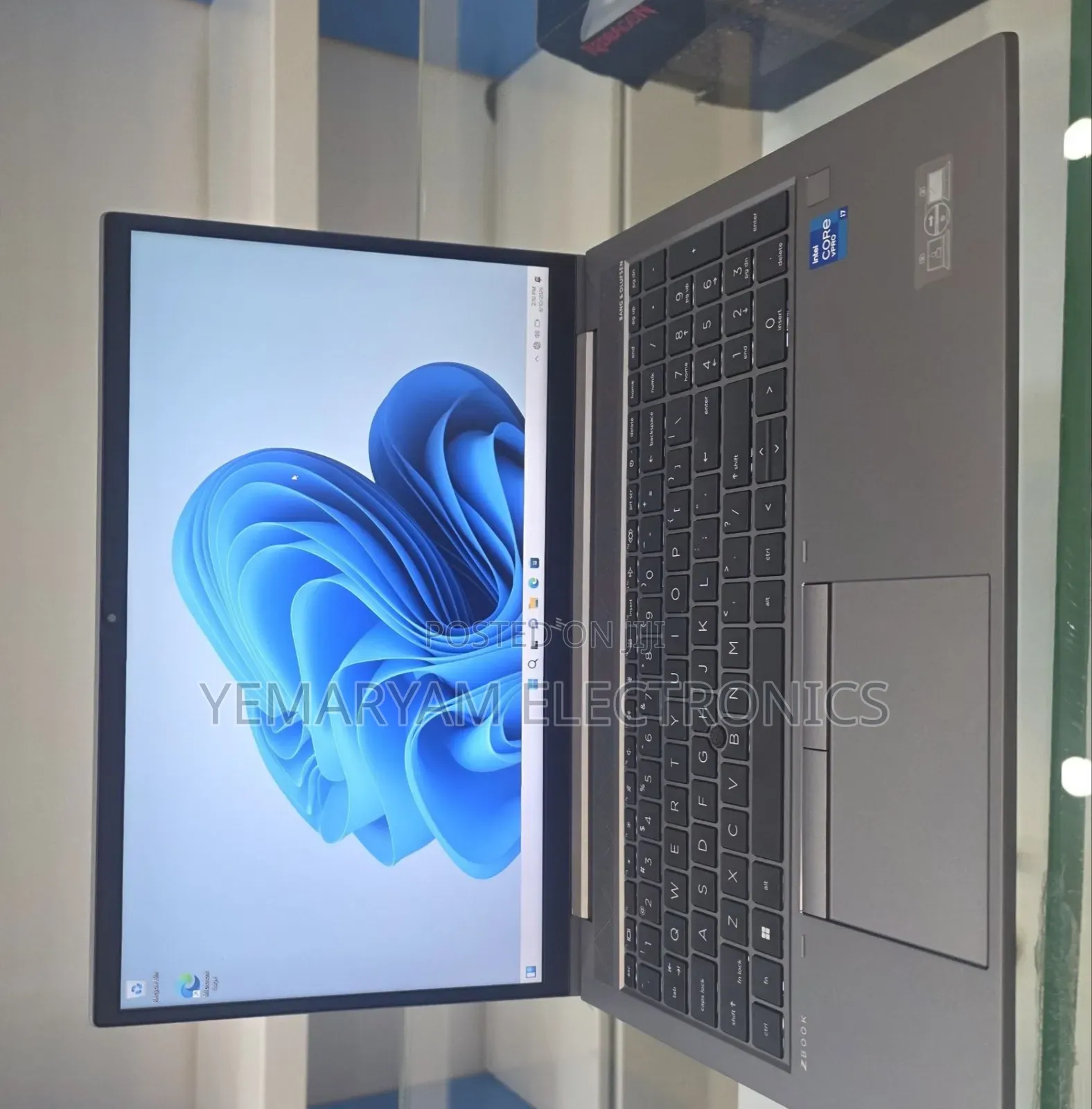 New Laptop HP ZBook Firefly G8 16GB Intel Core i7 SSD 512GB
