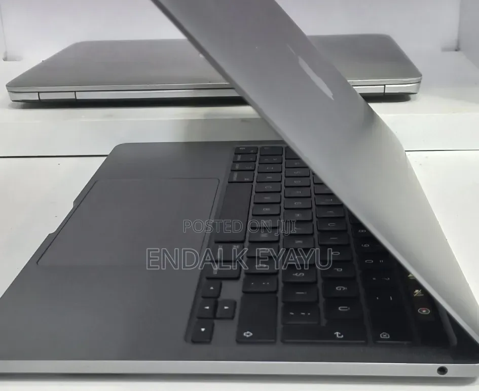 New Laptop Apple MacBook Pro 2020 M1 8GB Apple M1 Pro SSD 256GB