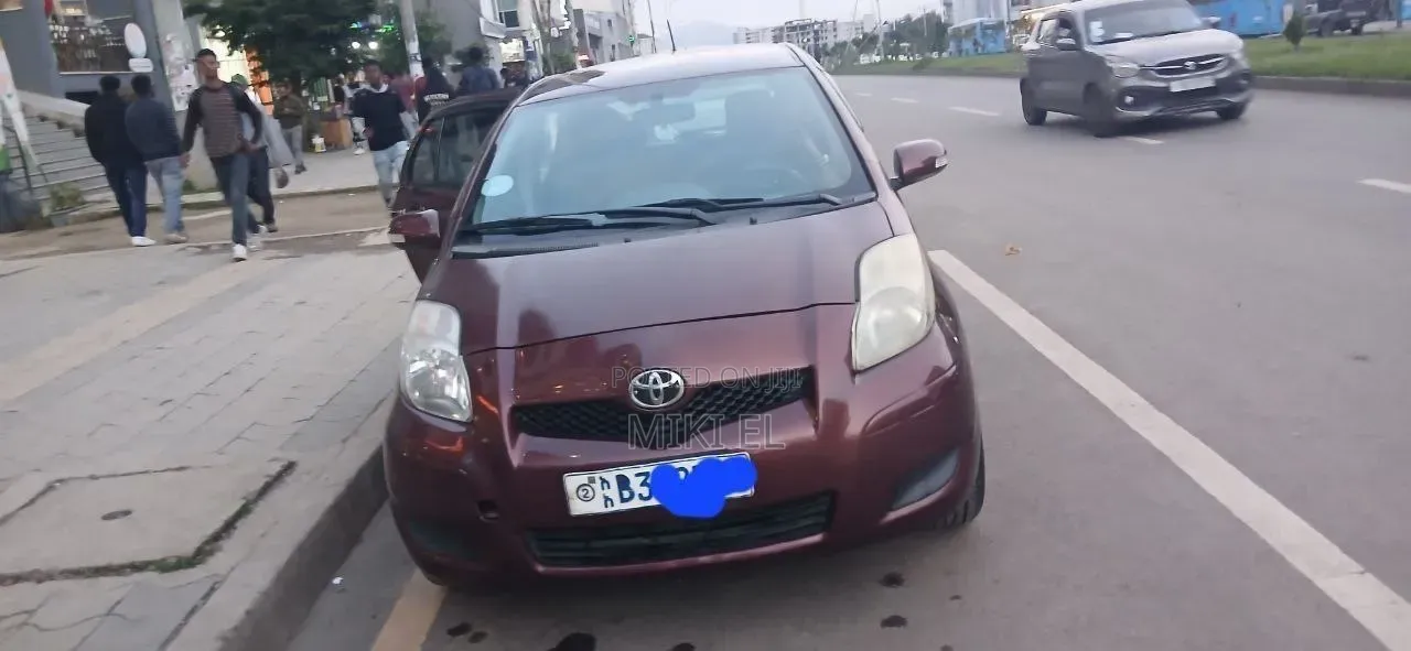 Toyota Yaris Base Hatchback 5dr 2010 Burgundy