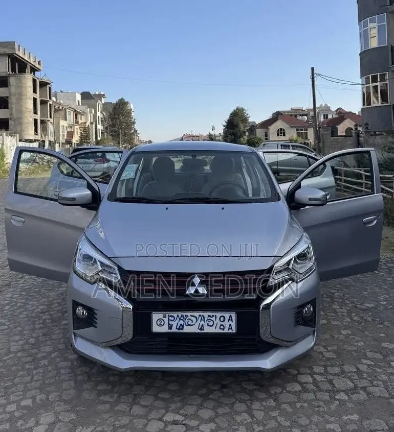 Mitsubishi Attrage 2023 Silver