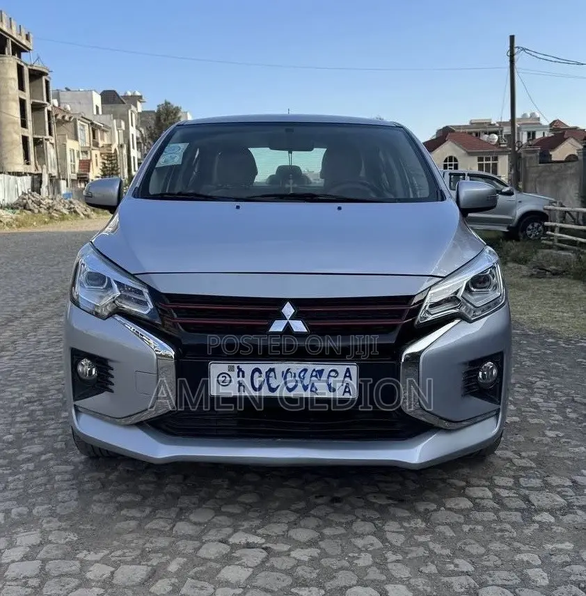 Mitsubishi Attrage 2023 Silver