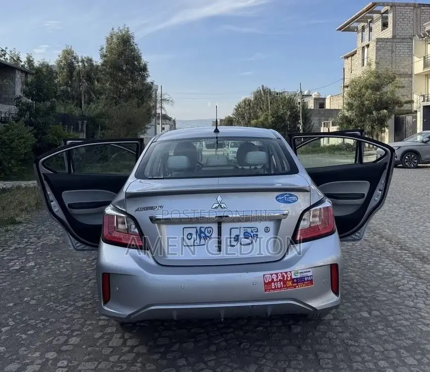 Mitsubishi Attrage 2023 Silver