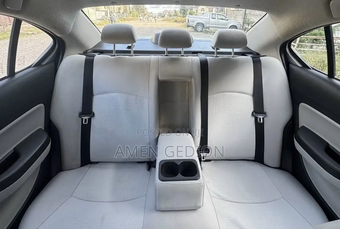 Mitsubishi Attrage 2023 Silver