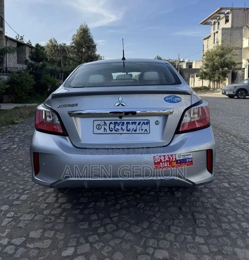 Mitsubishi Attrage 2023 Silver