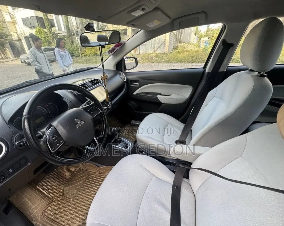 Mitsubishi Attrage 2023 Silver