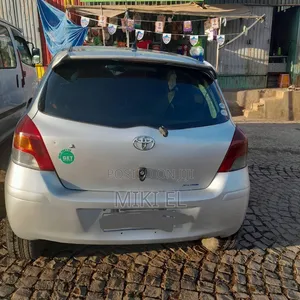Toyota Yaris Base Hatchback 5dr 2010 Silver