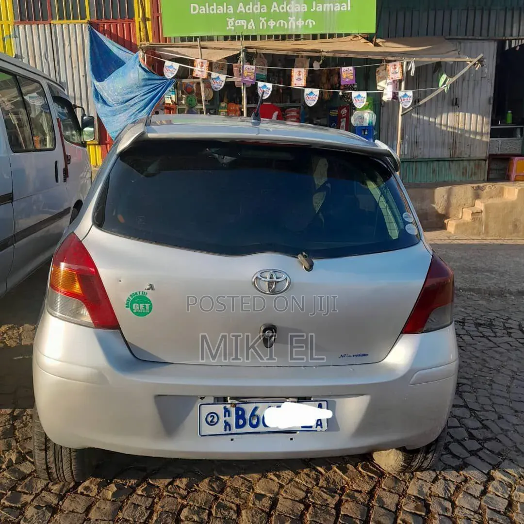 Toyota Yaris Base Hatchback 5dr 2010 Silver