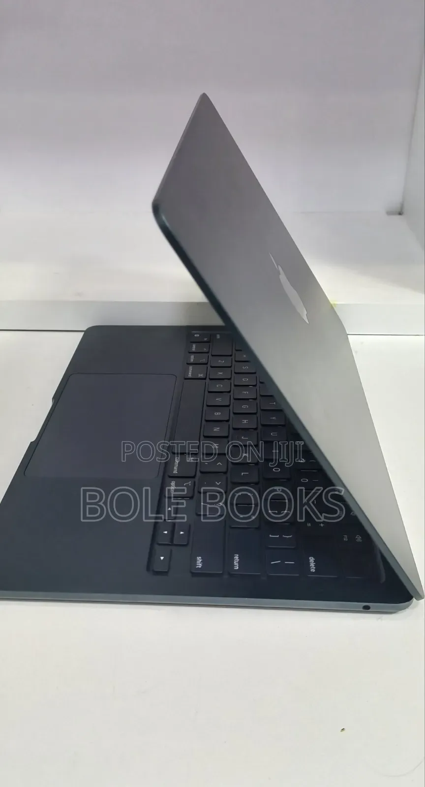 New Laptop Apple MacBook Air 2022 M2 8GB Apple M2 SSD 256GB