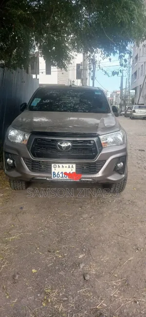Toyota Hilux 2020 Gray