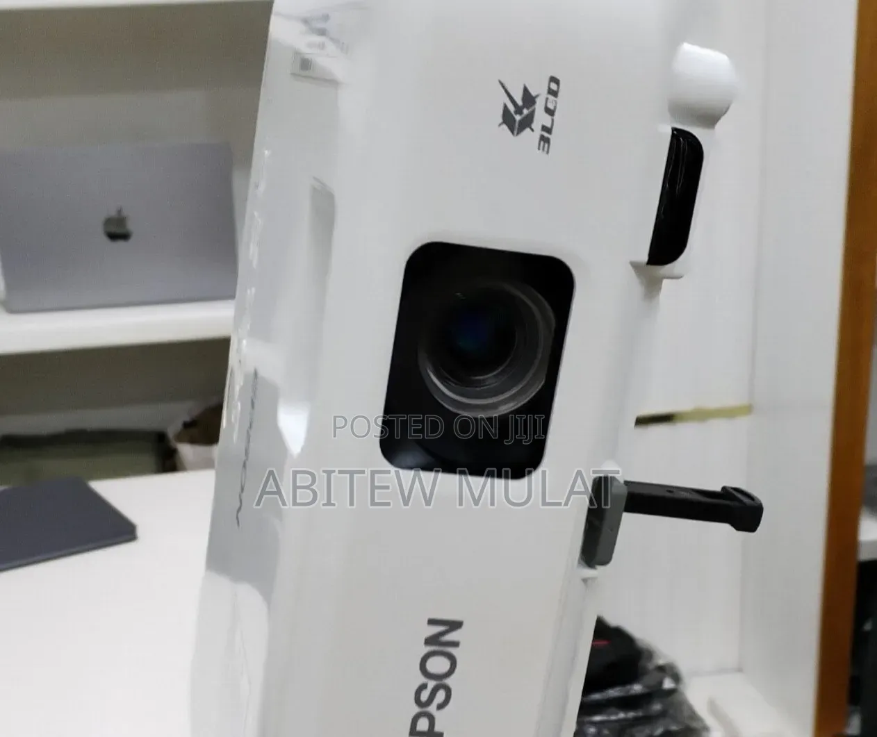 Brand New EPSON Projector With Bag , Remote Model Name: EB-