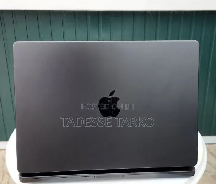 New Laptop Apple MacBook Pro 2023 M3 18GB Apple M3 Pro SSD 512GB