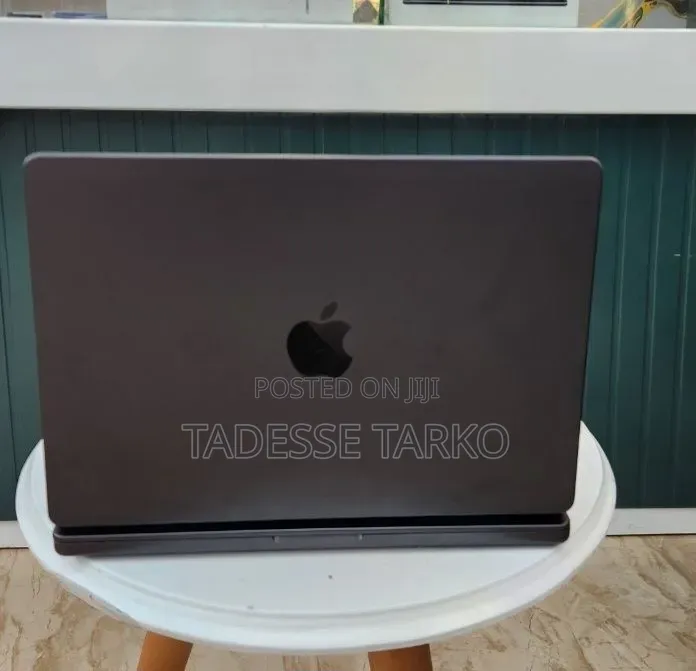 New Laptop Apple MacBook Pro 2023 M3 18GB Apple M3 Pro SSD 512GB