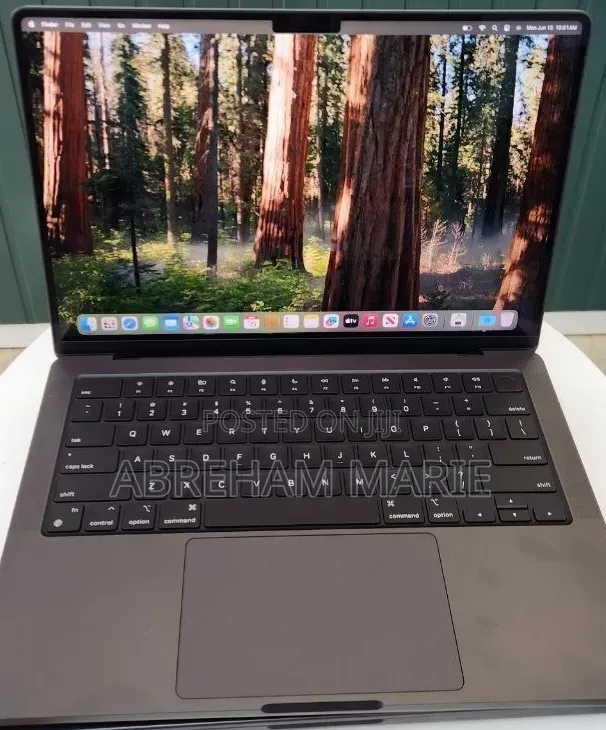 New Laptop Apple MacBook Pro 2023 M3 18GB Apple M3 Pro SSD 512GB