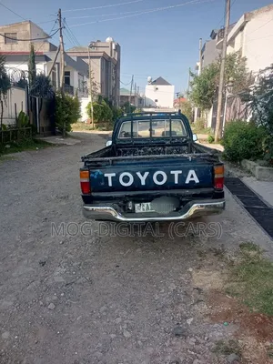 Toyota Hilux 1983 Blue