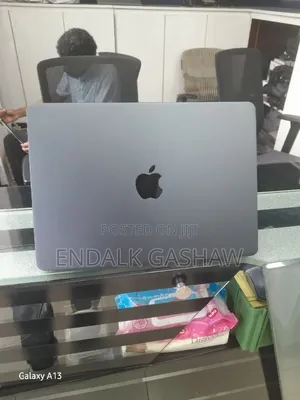 New Laptop Apple MacBook Air 2024 M3 16GB Apple M3 SSD 512GB