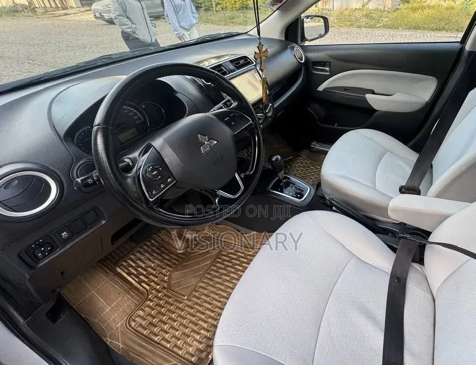 Mitsubishi Attrage 2023 Silver