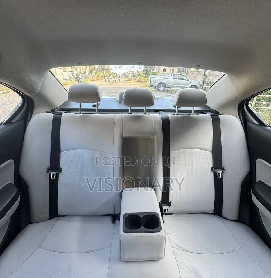 Mitsubishi Attrage 2023 Silver