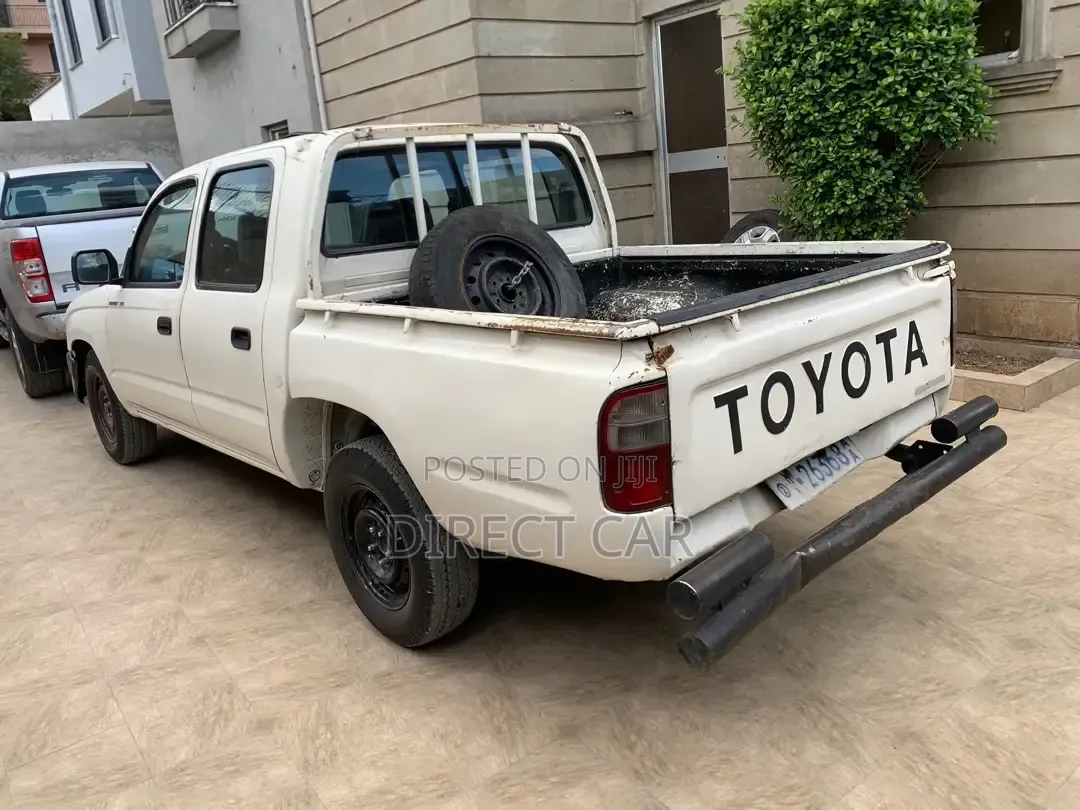 Toyota Hilux 2000 White
