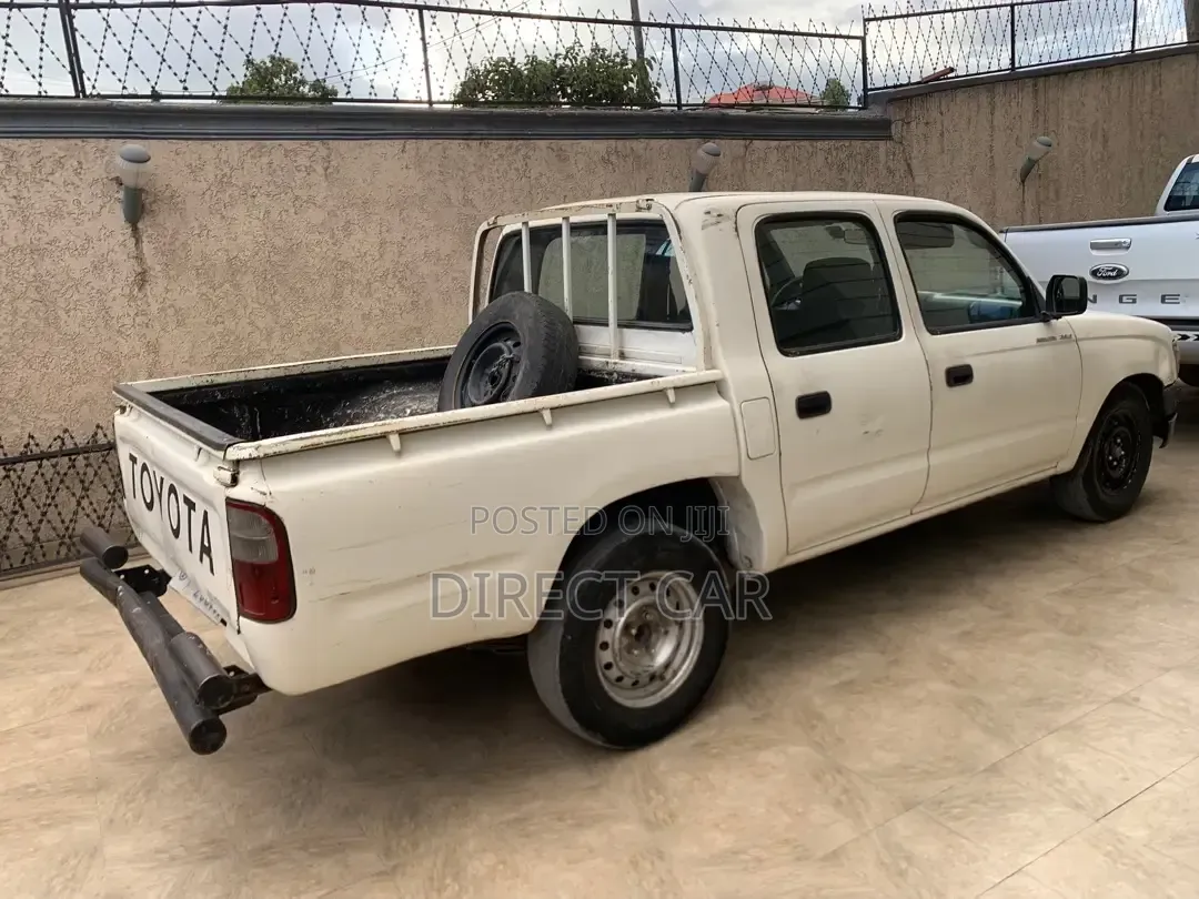 Toyota Hilux 2000 White
