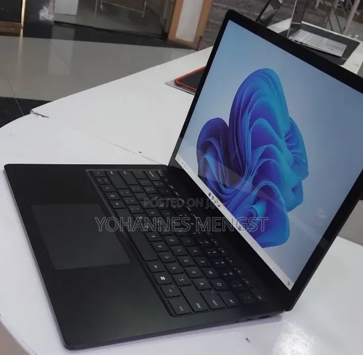 New Laptop Microsoft Surface 16GB Intel Core i7 SSD 512GB