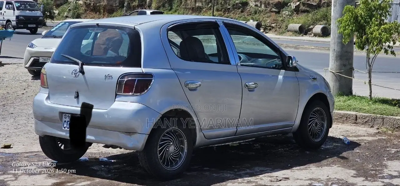 Toyota Vitz 2000 Silver