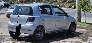 Toyota Vitz 2000 Silver