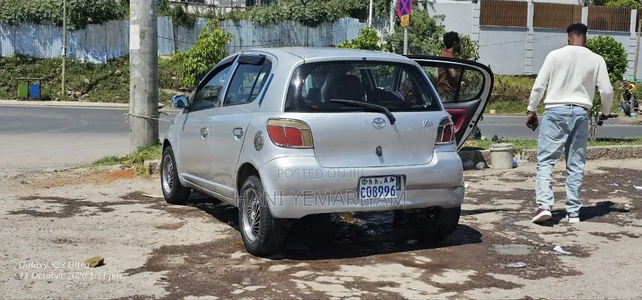 Toyota Vitz 2000 Silver