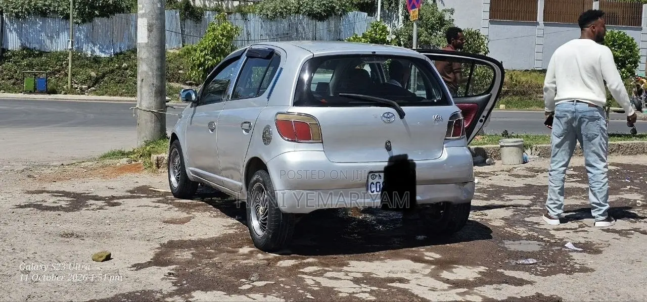 Toyota Vitz 2000 Silver