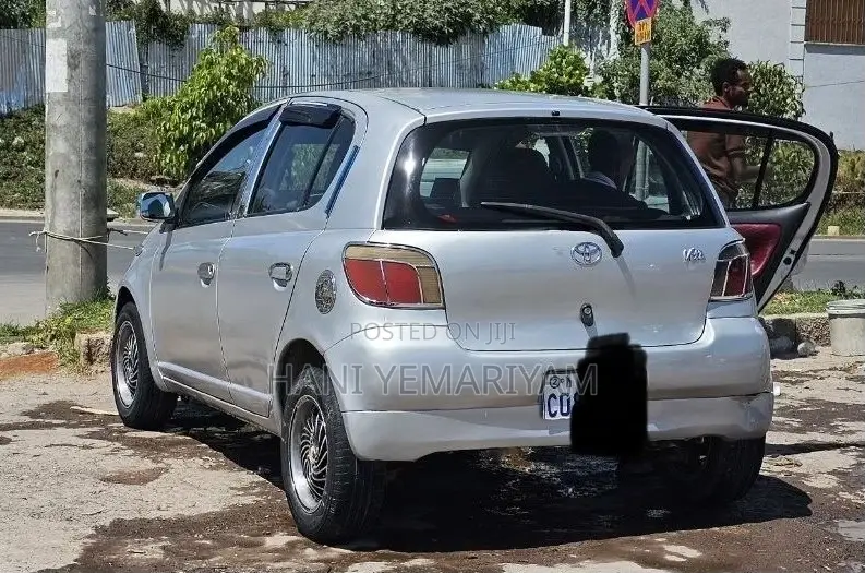 Toyota Vitz 2000 Silver