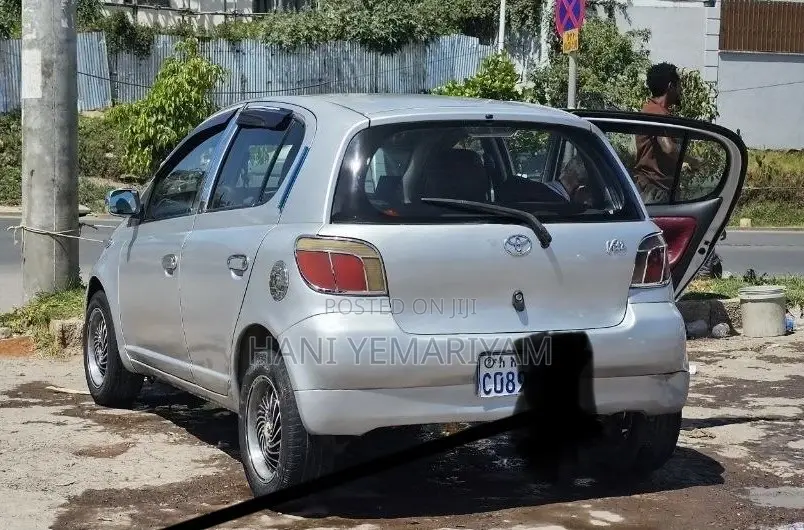 Toyota Vitz 2000 Silver