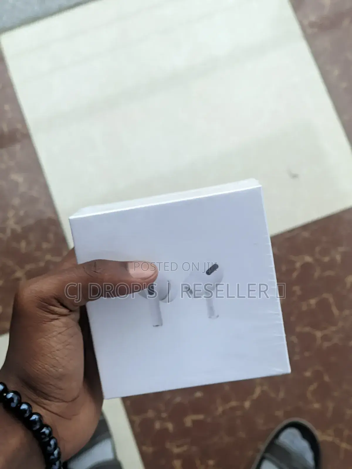 Original Apple AirPods 1st Gen With Charging Case – Hawassa