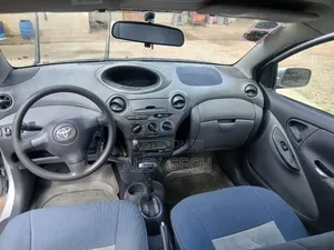 Toyota Vitz 2002 Silver