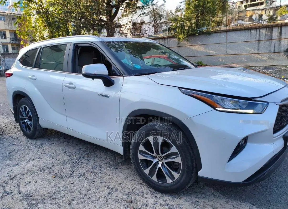 Toyota Highlander LE 2022 White