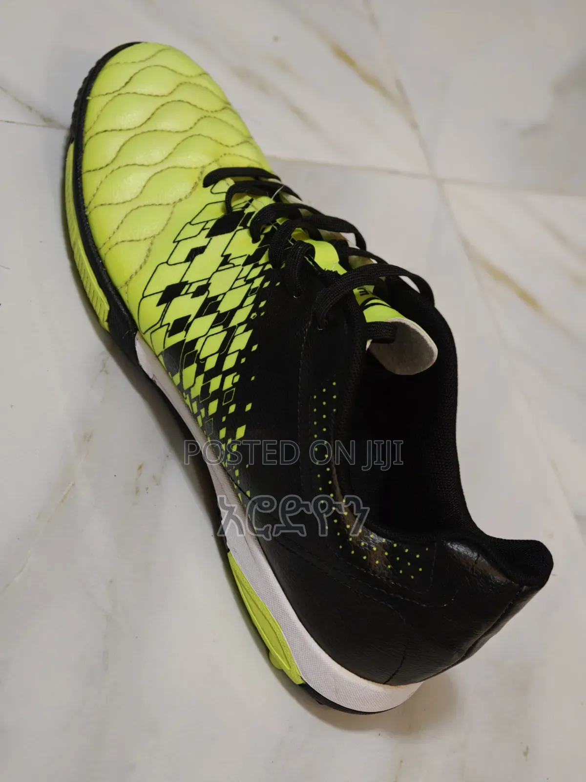 Ashenya Football Shoe ታኬታ