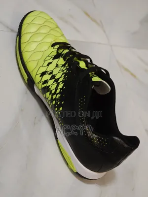 Ashenya Football Shoe ታኬታ