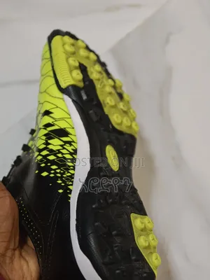Ashenya Football Shoe ታኬታ